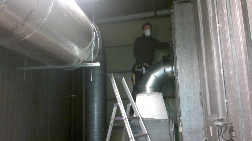 VENTILASJONSANLEGG: Fana Blikk arbeider på alle typer ventilasjonsanlegg. Dette bildet viser en av våre ansatte som arbeider på ventilasjonsanlegget til Haukeland sykehus, men vi har også lang erfaring med ventilasjonssystemer i privatboliger.